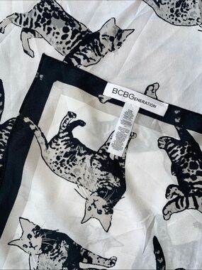 BCBGeneration Black Cream Gray Tabby Cat Kitten Print Large Scarf Wrap NWOT